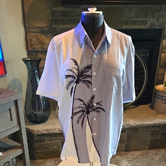 NWOT Men's Buttoned Up VACATION Shirt Size Large - Picture 1 of 3